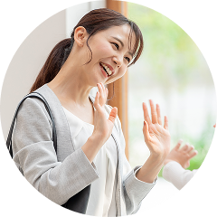 行ってきますの挨拶をする保護者