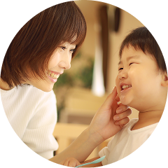 こどもと食事をする保護者