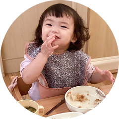 お昼ご飯を食べる乳幼児