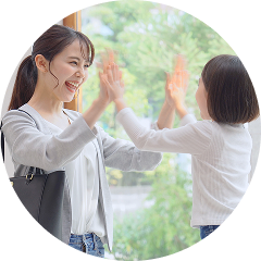 いってきますの挨拶をするこども