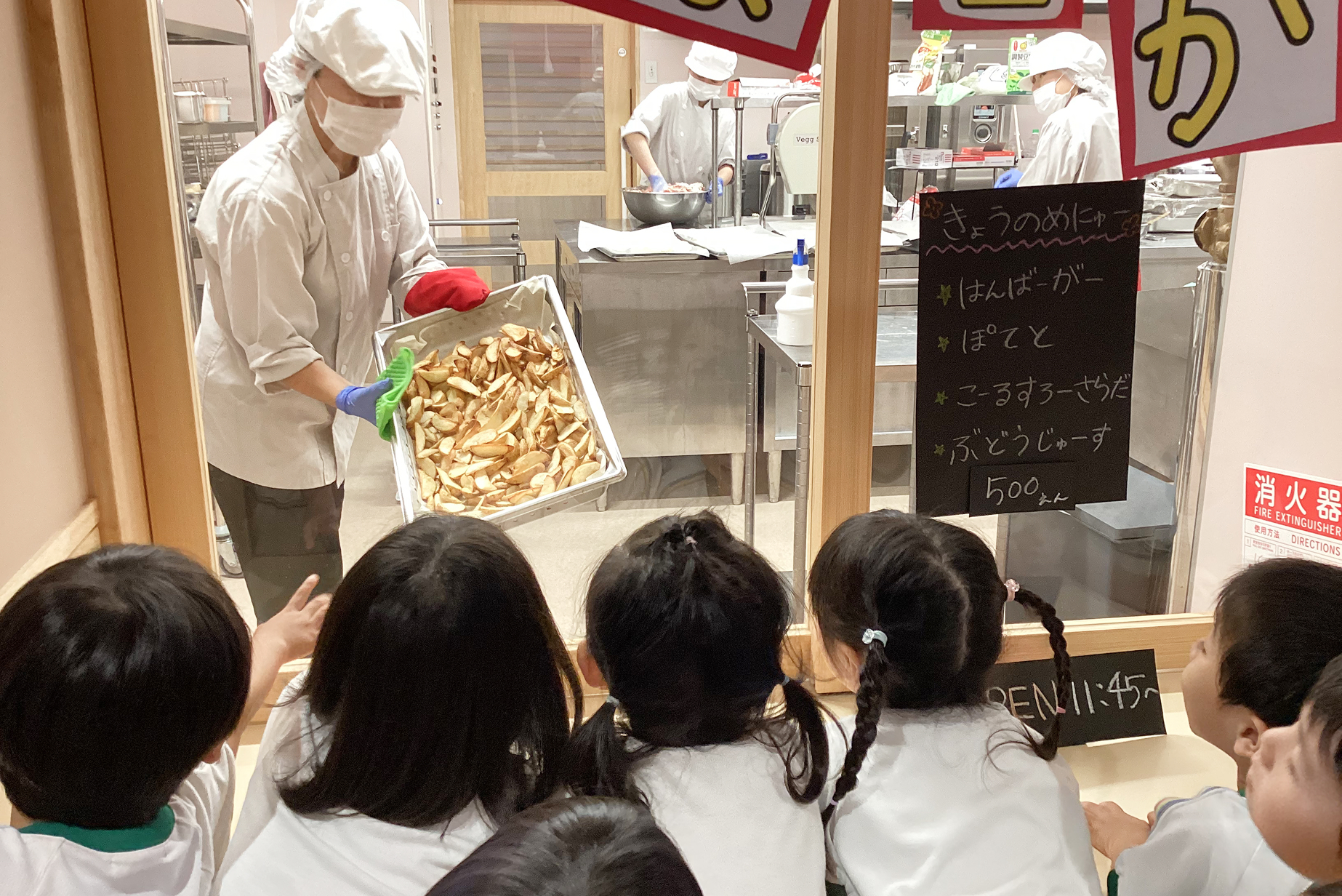 給食室を見学するこどもたち